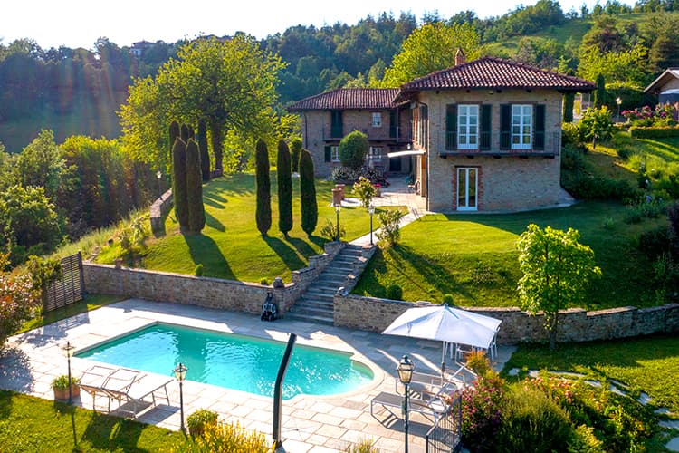 Ville e tenute di prestigio immerse nei vigneti, nel cuore delle Langhe